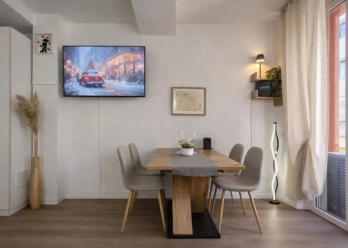 Timeless Deluxe Cinema *